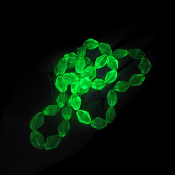 Uranium glass bead necklace - Picture 3 of 11